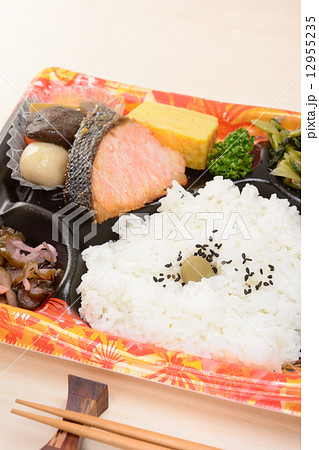 おいしい鮭弁当 おいしい鮭弁当 12955235