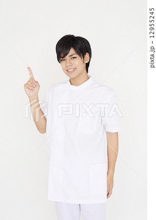 白衣の男性 12955245