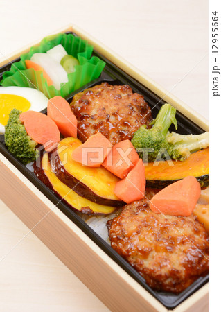 おいしい豆腐ハンバーグと根菜の弁当 12955664