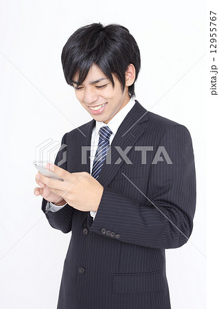 スマートフォンを見る大学生 スマートフォンを見る大学生 12955767
