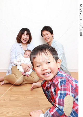 赤ちゃんと子どもがいる家族 赤ちゃんと子どもがいる家族 12956439
