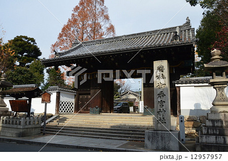 重要文化財･御香宮神社の「表門(伏見城の大手門)」（京都府京都市伏見区御香宮門前町） 12957957