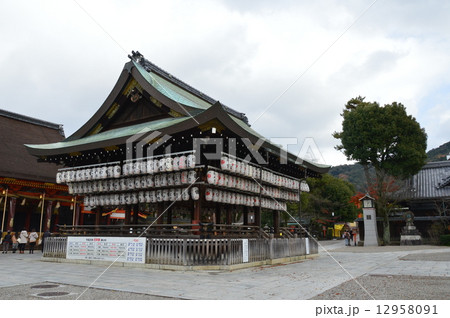 八坂神社の「舞殿」（京都市東山区祇園町） 12958091