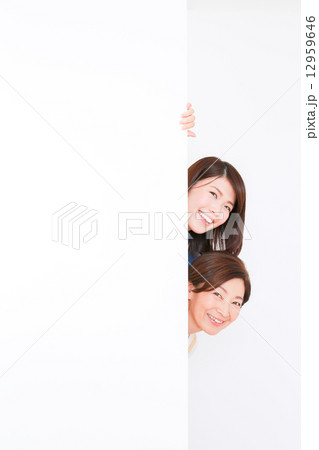 エプロン姿の女性達　 12959646