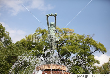 広島市中央公園 噴水 風と花 桑原巨守の写真素材 広島市中央公園 噴水 風と花 桑原巨守の写真素材