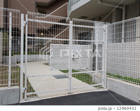 施錠されたマンションの非常口　 12960431