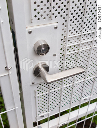 施錠されたマンションの非常口　 12960434