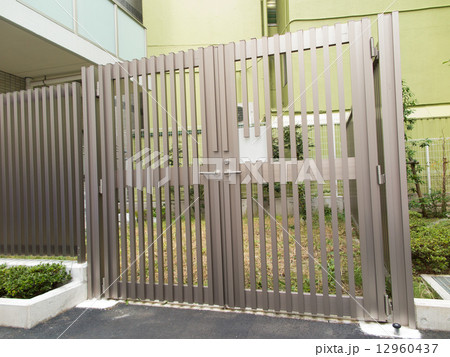 施錠されたマンションの非常口　 12960437