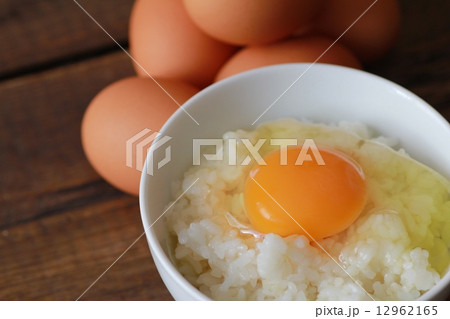 茶色の新鮮卵と卵かけご飯 12962165