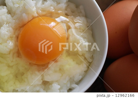 茶色の新鮮卵と卵かけご飯 12962166