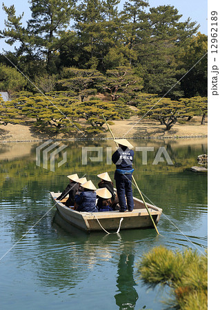 特別名勝「栗林公園」、南湖の渚山と観光の和船 特別名勝「栗林公園」、南湖の渚山と観光の和船 12962189