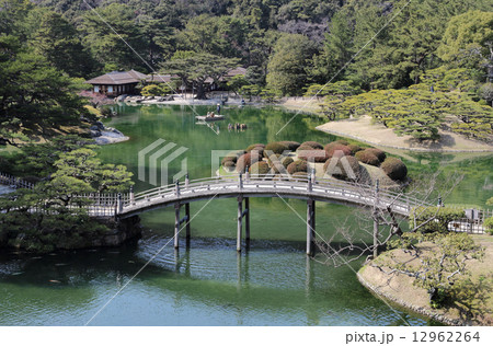 特別名勝「栗林公園」南庭南湖を周遊する観光の和船（手前は偃月橋、和船の奥は掬月亭） 12962264