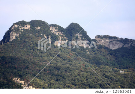 四国霊場第85番札所「八栗寺」のある「五剣山」(右下に大師像が見える) 四国霊場第85番札所「八栗寺」のある「五剣山」(右下に大師像が見える) 12963031