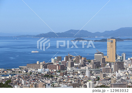 高松市街とフェリー、小豆島などの瀬戸内海 高松市街とフェリー、小豆島などの瀬戸内海 12963032