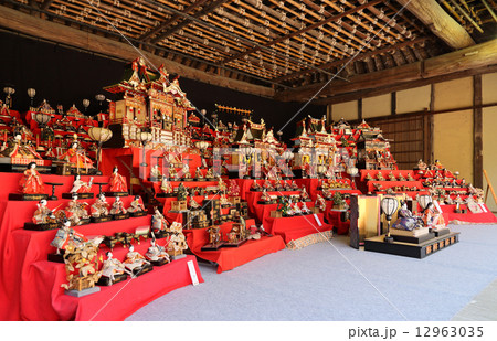 高松市、四国民家博物館「四国村」農村歌舞伎舞台のひな飾り 12963035
