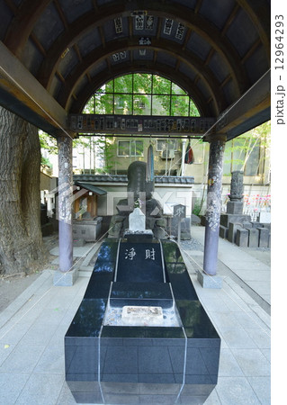 ねずみ小僧の墓 ( 鼠小僧次郎吉 ) 無縁寺 回向院 東京都 墨田区 両国 ねずみ小僧の墓 ( 鼠小僧次郎吉 ) 無縁寺 回向院 東京都 墨田区 両国 12964293