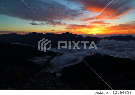 五竜岳山頂から望む夕陽 12964853