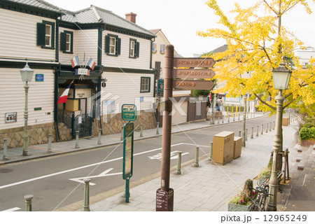 秋の北野町 異人館 12965249