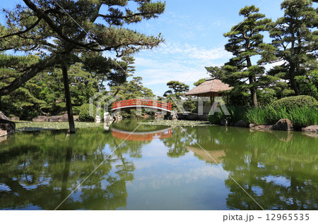 香川県丸亀市「中津万象園（丸亀藩京極家の回遊式大名庭園）」の観月橋と魚楽亭 12965535
