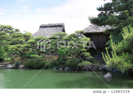 香川県丸亀市「中津万象園」（丸亀藩京極家の回遊式大名庭園）の「母屋（茶室）」と「観潮楼」 12965539