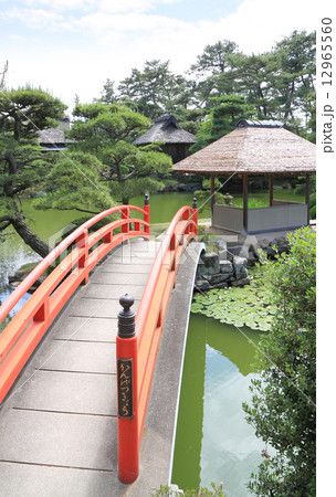 香川県丸亀市「中津万象園」（丸亀藩京極家の回遊式大名庭園）観月橋から魚楽亭、観潮楼、母屋を見る 12965560