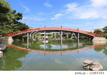 香川県丸亀市「中津万象園」（丸亀藩京極家の回遊式大名庭園）邀月橋 12965563
