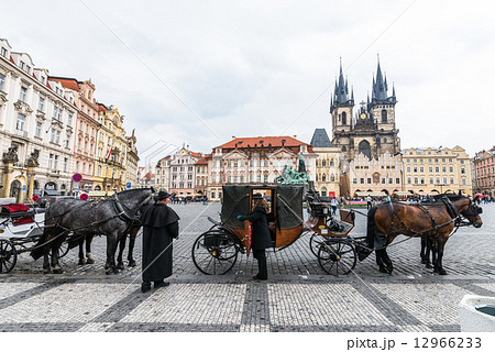 チェコ 世界遺産 プラハ 観光馬車の写真素材