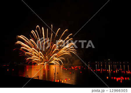花火と灯篭流し1(木崎湖花火大会) 12966305