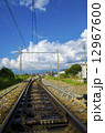 地平線へ伸びる線路 12967600