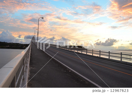 瀬底大橋（沖縄県国頭郡本部町） 12967623