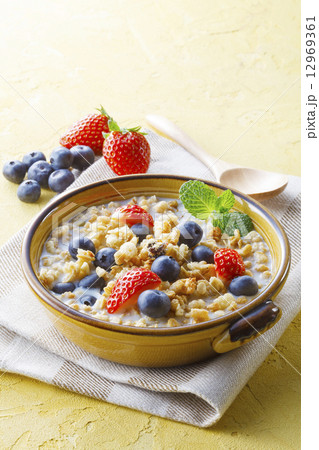 フルーツとシリアル 12969361