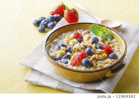 フルーツとシリアル 12969362