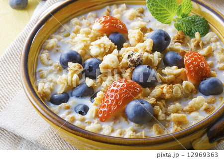 フルーツとシリアル 12969363