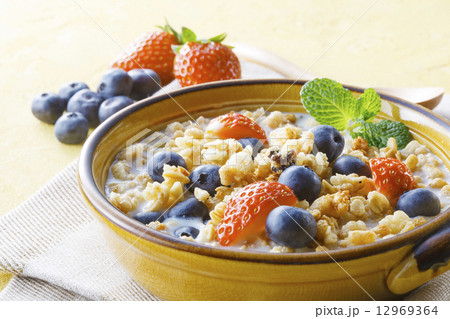 フルーツとシリアル 12969364