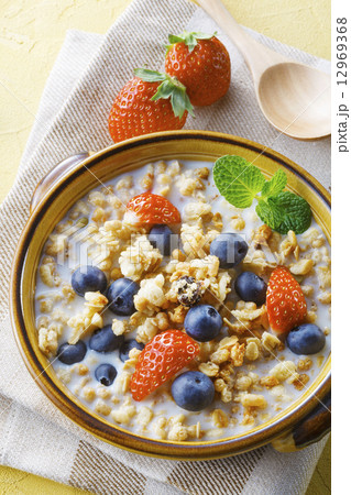 フルーツとシリアル 12969368