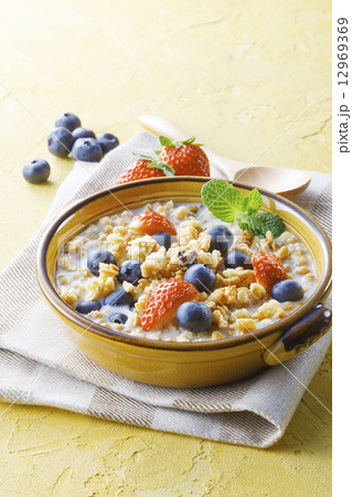 フルーツとシリアル 12969369
