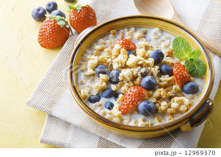 フルーツとシリアル 12969370