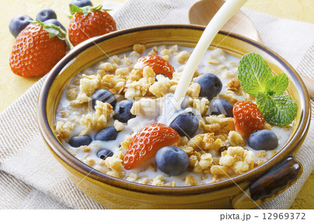 フルーツとシリアル 12969372