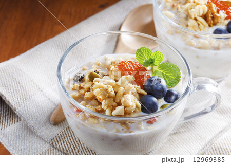 カップに入ったシリアル 12969385