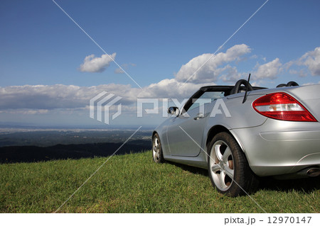 青空と白い雲と富山平野を眺めるオープンカー(左) 青空と白い雲と富山平野を眺めるオープンカー(左) 12970147