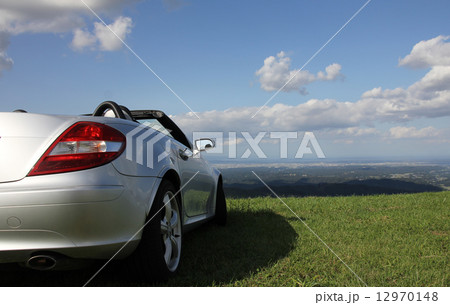 青空と白い雲と富山平野を眺めるオープンカー（右） 12970148