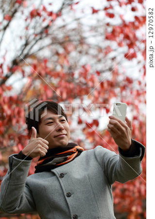 男性1人 (紅葉 秋 枯木 枯れ木 枯れ葉 枯葉 カジュアル コート マフラー) 男性1人 (紅葉 秋 枯木 枯れ木 枯れ葉 枯葉 カジュアル コート マフラー) 12970582