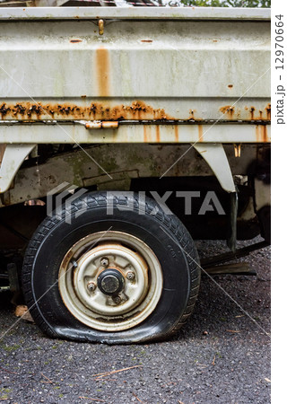 軽トラのパンク 12970664