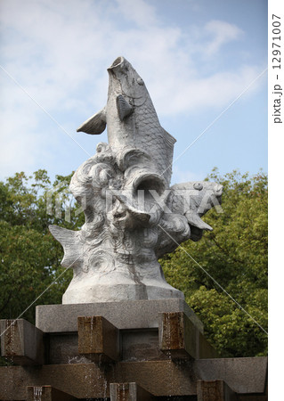 広島城 横 鯉の像 飛躍 広島城 横 鯉の像 飛躍 12971007