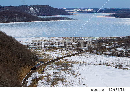 冬の釧路湿原を走るローカル列車 12971514