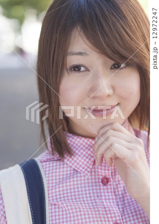 考えごとをする女性 12972247