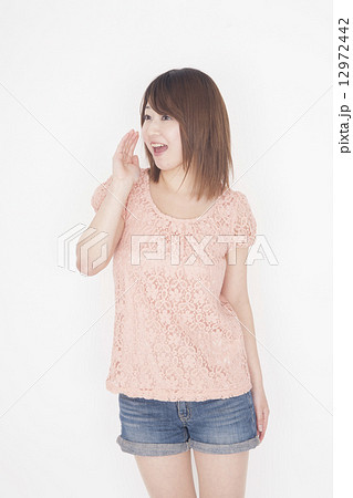 応援をする女性 応援をする女性 12972442