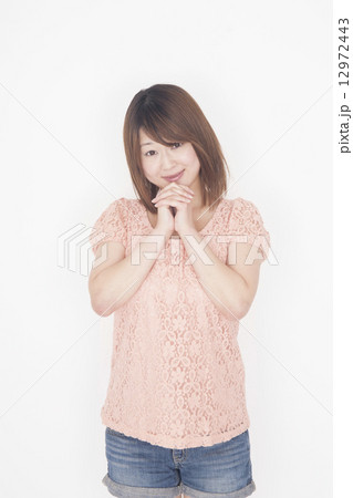 お願い事をする女性 お願い事をする女性 12972443