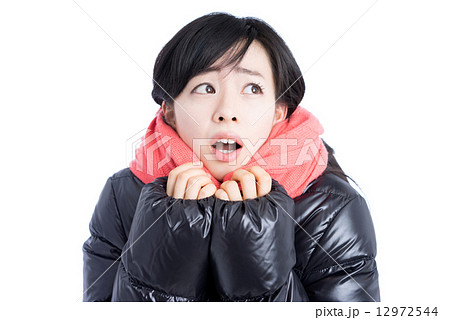 寒がる女性 12972544