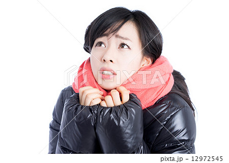 寒がる女性 12972545